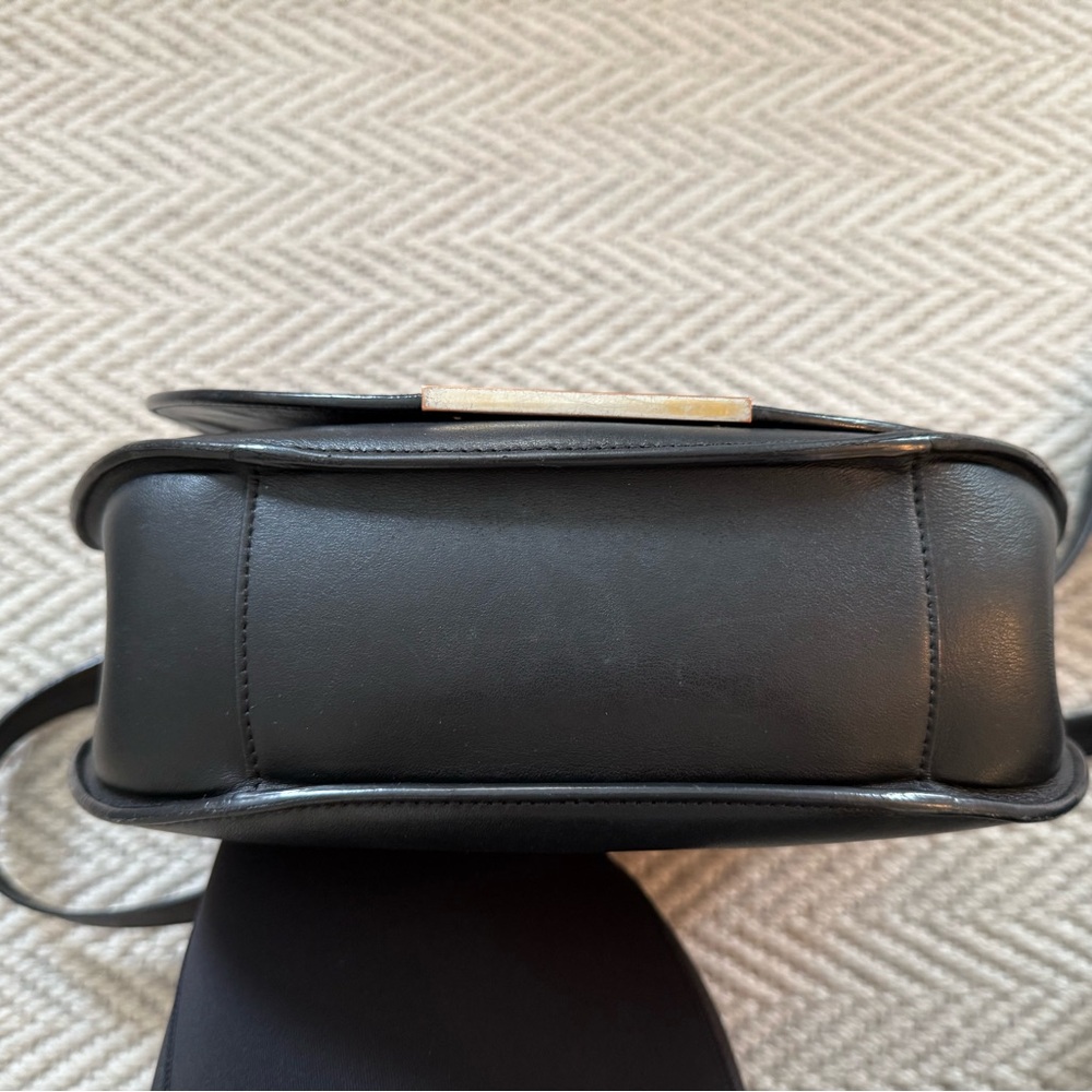 Cuyana Classic Saddle Bag in Black Smooth Leather - Picture 4 of 7